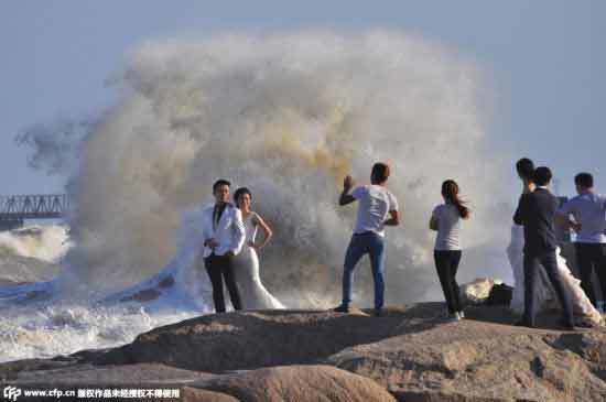 Đua nhau chụp ảnh cưới giữa sóng to gió lớn