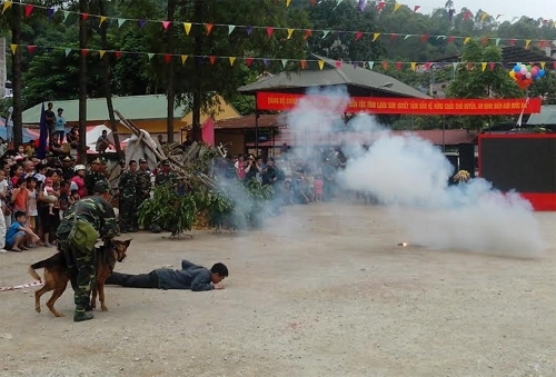 Xem biên phòng múa côn đao, diễu võ tập bắt tội phạm