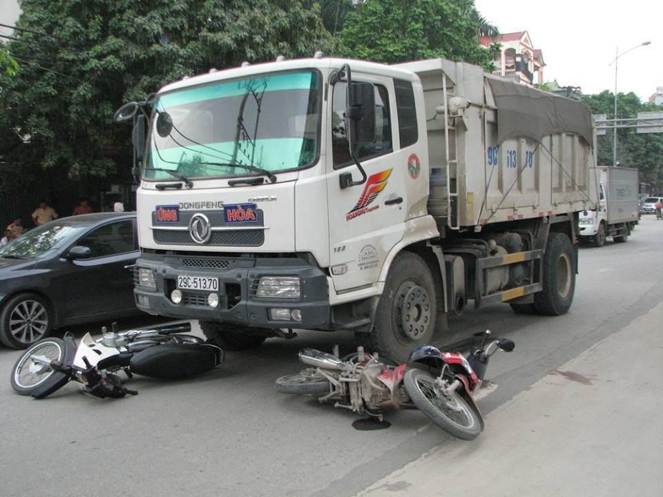 Hà Nội: Xe tải 'nuốt' xe máy vào gầm, hai người nguy kịch