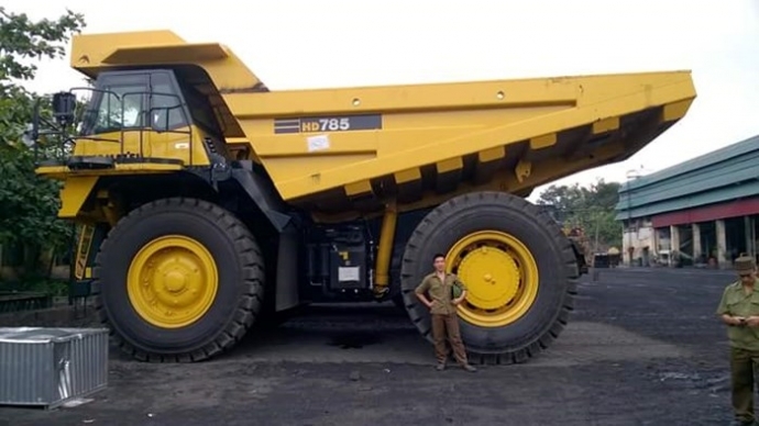 Xe tải khổng lồ giá 20 tỷ đồng xôn xao đất mỏ