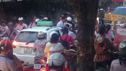 Ông Khuất Việt Hùng cầm 'vỉ ruồi' loay hoay điều tiết giao thông