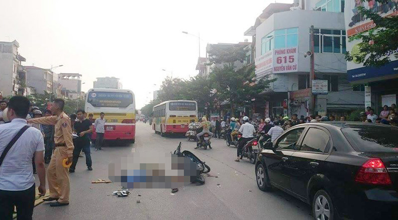 Hà Nội: Ngã xe văng ra đường chết thảm