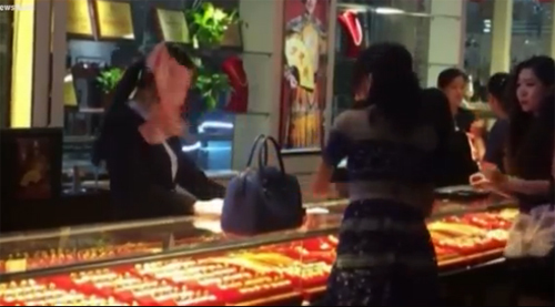 Quý bà ném xấp tiền vào mặt cô gái