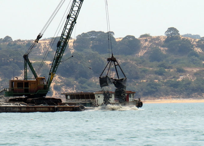 Tạm dừng nạo vét luồng lạch vịnh Cam Ranh