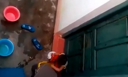 Cô giáo để trẻ mầm non nhặt rác ăn ngoài cửa