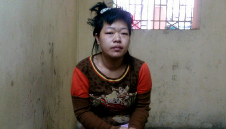 'Nữ quái' trốn trại, xin nằm trên nóc ôtô ra Hà Nội