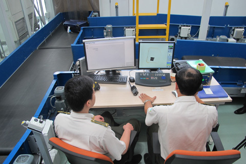 Phạt 7,5 triệu đồng nhân viên sân bay lấy điện thoại của khách