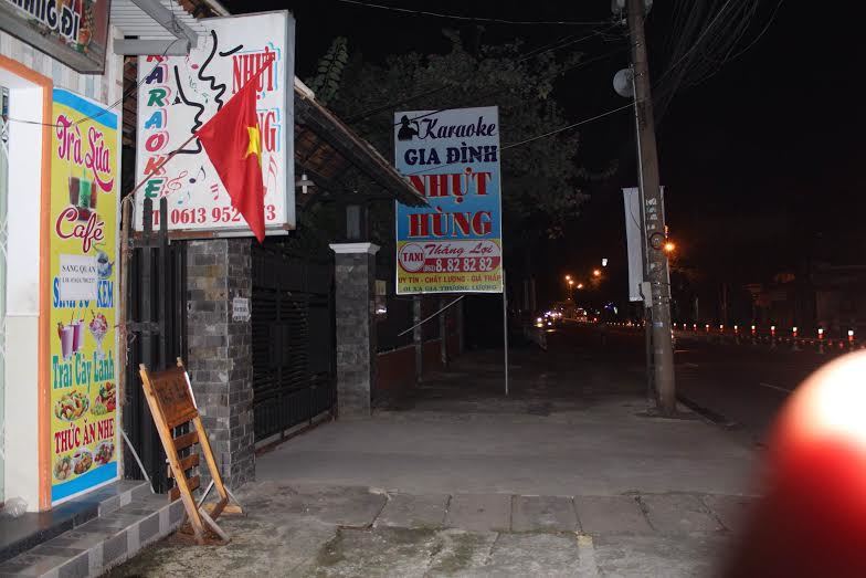 Bị truy sát khi đi hát karaoke cùng vợ