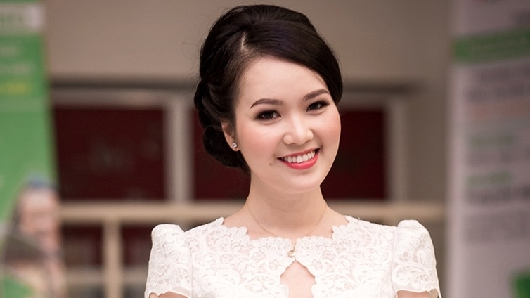 Á hậu Thụy Vân xin lỗi vì tỏ thái độ trên sóng trực tiếp