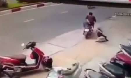 Cô gái mặc váy ngắn ngã nhiều vòng trên phố vì bị cướp