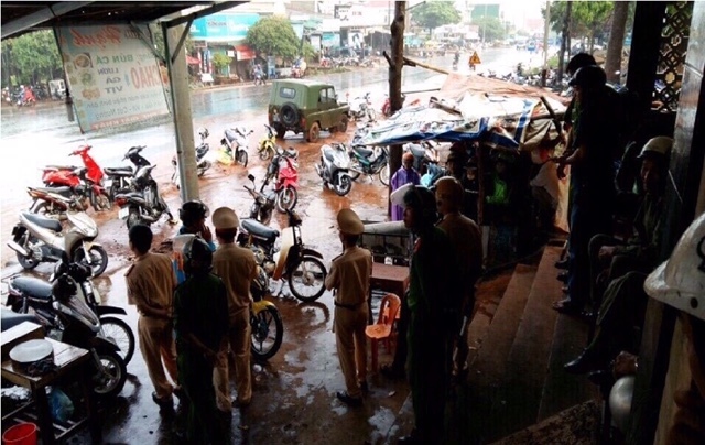 Bà chủ và con gái bị chém gục trong quán cháo vịt