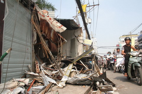3 căn nhà đổ sập sau cú tông kinh hoàng của xe rác
