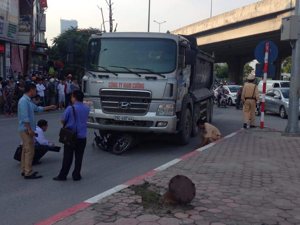 Hà Nội: Xe tải nuốt chết nam thanh niên
