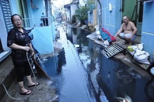 Khu dân cư Sài Gòn bị bùn đen ô nhiễm tấn công