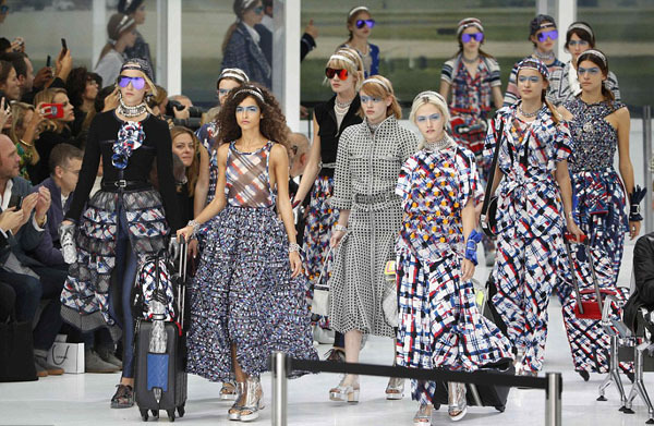 Chanel biến sàn catwalk thành sảnh chờ sân bay