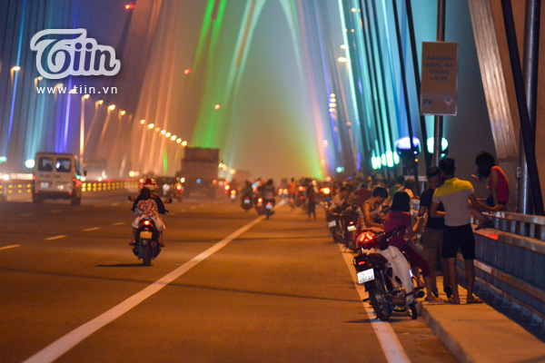 Cảnh hẹn hò của các tình nhân HN trên cầu Nhật Tân