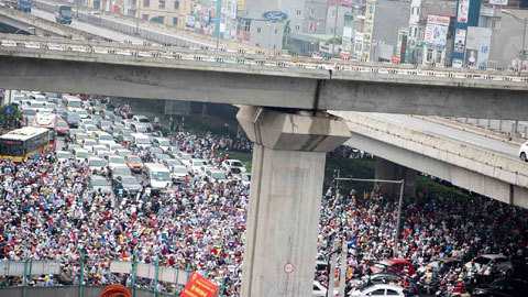 Hà Nội: Bò 3 tiếng đến cơ quan vì tắc