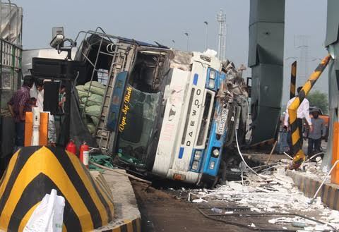 Xe tải đâm sập trạm thu phí cao tốc Trung Lương