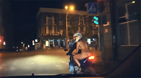 'Bỏng mắt' cảnh thiếu nữ khỏa thân trên xe máy