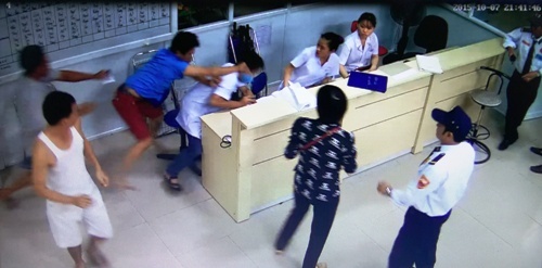 Bệnh nhân hành hung bác sĩ: Chỉ có thể là côn đồ!