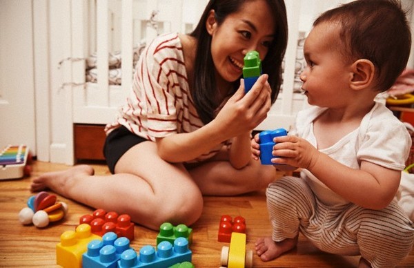 Các bố mẹ, đừng mua cho con bất cứ đồ chơi gì!