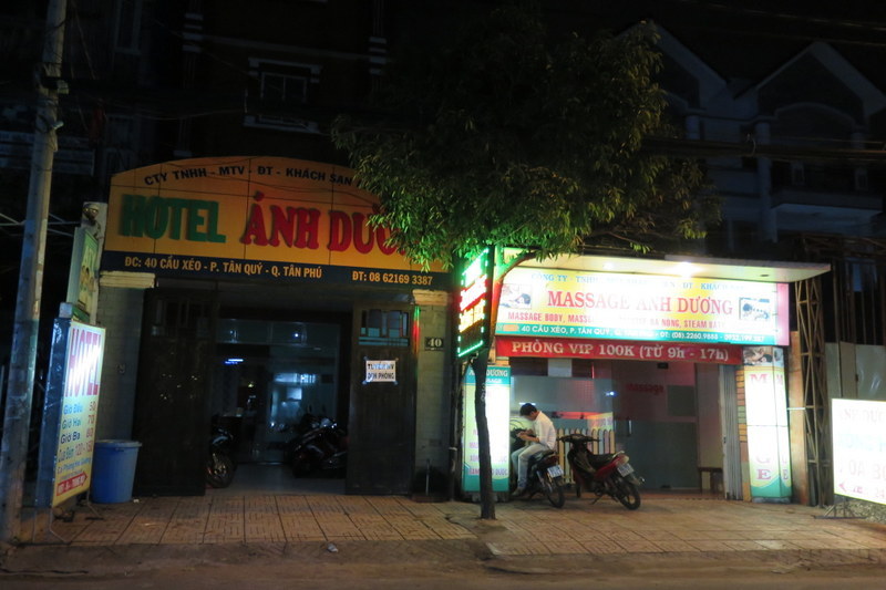 Đột kích hàng loạt tụ điểm mát xa kích dục ở Sài Gòn