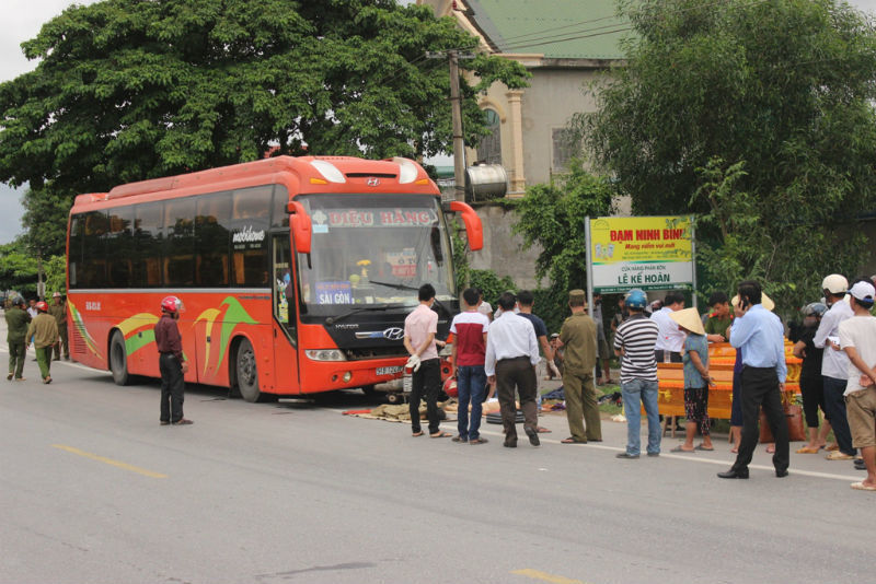 Xe giường nằm đâm văng xe máy, 2 chị em dâu tử vong