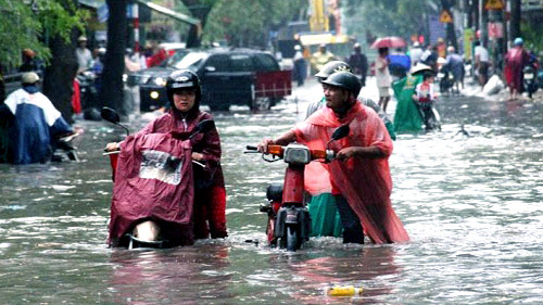 Mưa lớn, người Sài Gòn 'bơi' về nhà