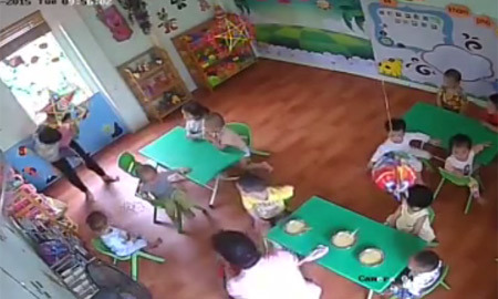 Thêm clip bé bị bảo mẫu đánh đập vì vừa ăn vừa khóc