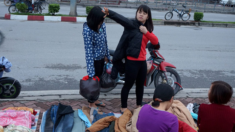 Lạnh đầu mùa, người Hà Nội vội vã đi mua áo rét