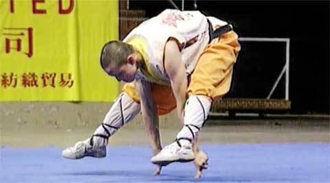 Nhà sư Thiếu Lâm nâng cả người trên một ngón tay