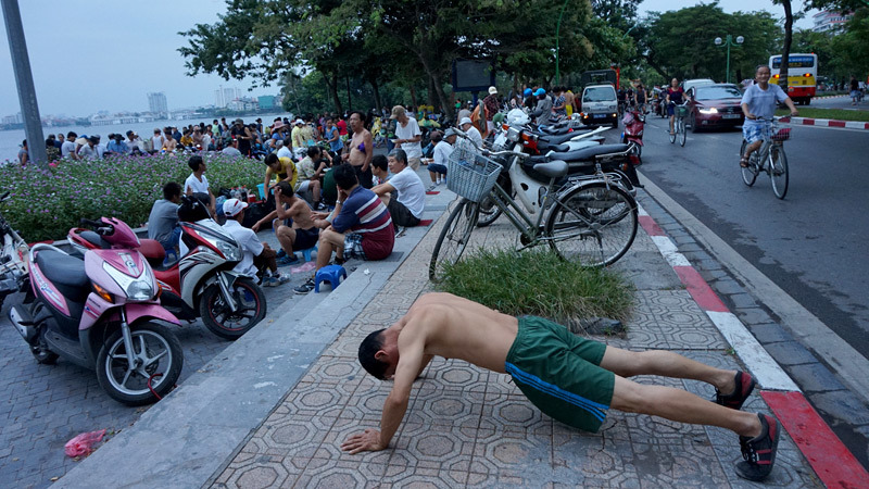 Lạ Hà Nội: 'Chợ xổm' sẵn sàng chạy lúc mờ sáng