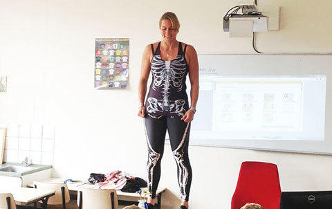 Cô giáo cởi áo dạy học sinh về cơ thể người