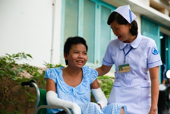 Bé gái bị mẹ đốt: ‘Chưa bao giờ mẹ ôm con cả’