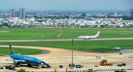 Nước ngập, nguy cơ đóng cửa sân bay Tân Sơn Nhất