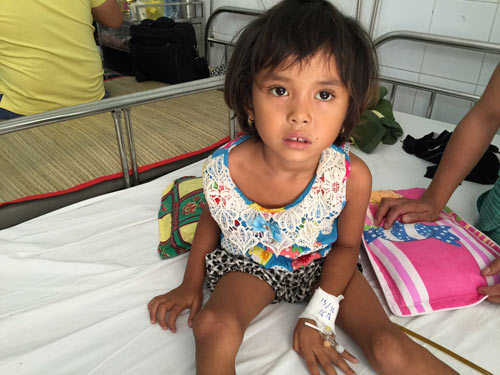 Cần 20 triệu đồng giúp cô bé dân tộc Stiêng khỏi bệnh