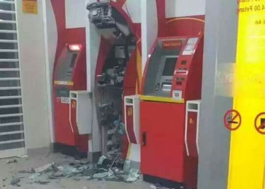 Dùng bom phá máy ATM để cướp tiền