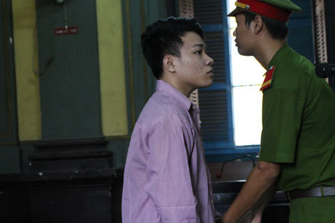 Chiếc quần rách tố kẻ hiếp dâm bé gái