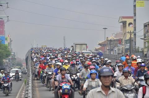 Xe buýt cán chết người, hỗn loạn cửa ngõ vào sân bay