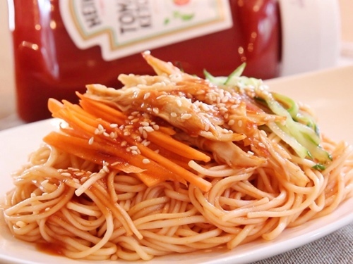 Bữa sáng hấp dẫn với mì trộn thịt gà, xốt cà chua