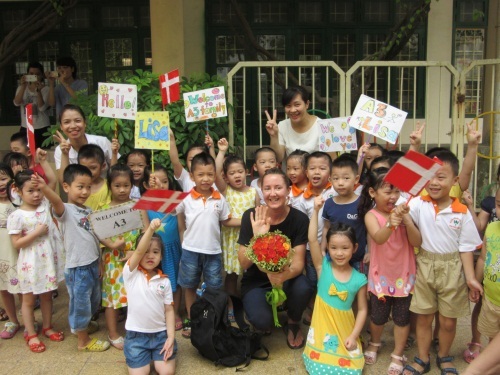 Tranh luận cho trẻ làm quen tiếng Anh từ 3 hay 4 tuổi