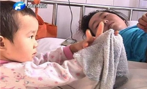 Xúc động bé 3 tuổi chăm mẹ nằm viện
