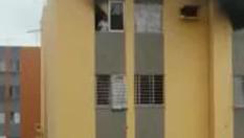 Thảm cảnh người đàn ông nhảy khỏi căn nhà cháy