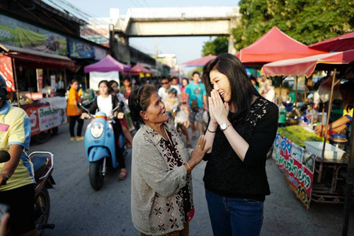 Nữ cựu thủ tướng Thái la cà quà vặt