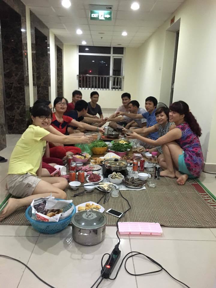 Độc nhất vô nhị bữa tiệc 20/10 tại hành lang chung cư