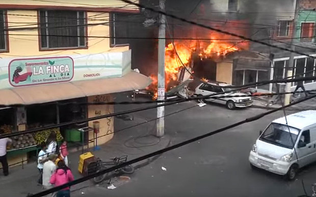 CLIP: Máy bay rơi xuống thủ đô Colombia