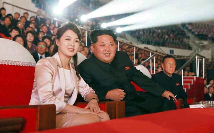 Vợ chồng Kim Jong-un hớn hở xem ca nhạc