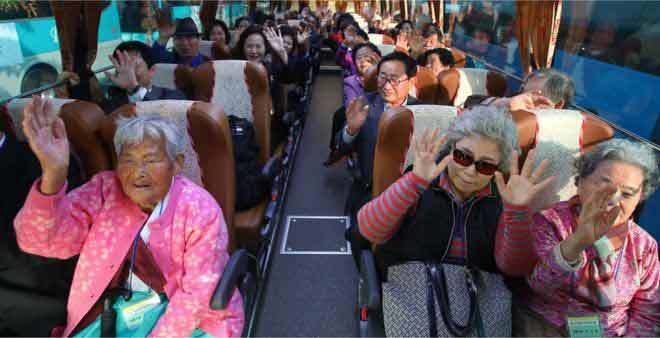 Hàng trăm người Hàn đến Triều Tiên gặp thân nhân