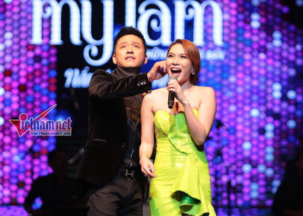 Tuấn Hưng véo tai Mỹ Tâm trên sân khấu