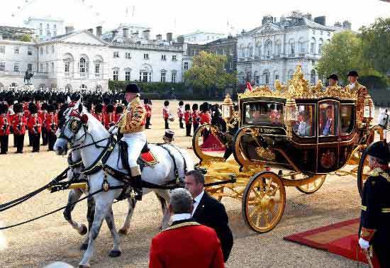Tập Cận Bình ngồi xe ngựa tới điện Buckingham